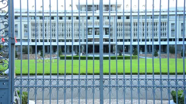 Independence Palace genom den främre porten — Stockvideo