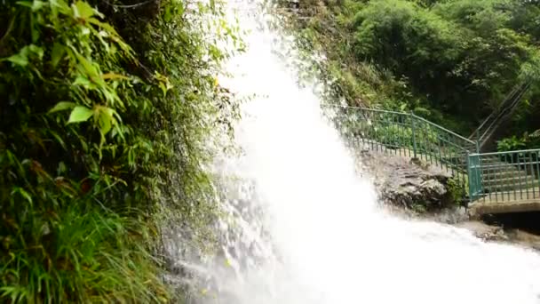 Cascada furiosa durante la tormenta — Vídeo de stock