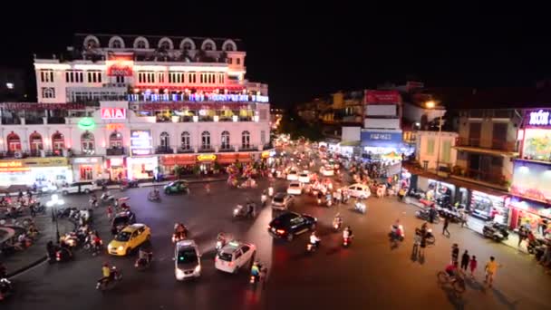 Vista nocturna de la intersección de tráfico ocupado — Vídeo de stock