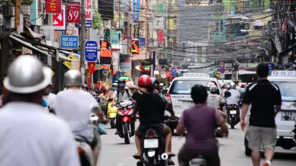 Pessoas e Tráfego em Busy Street — Vídeo de Stock