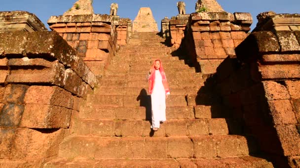 Іншої поклонявся в храм Ангкор-Ват — стокове відео