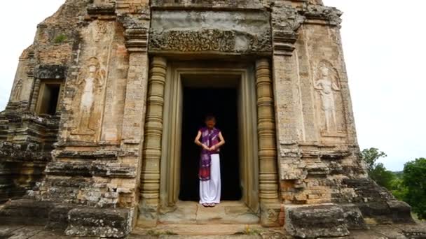 Поклонение в храме Ангкор-Ват — стоковое видео