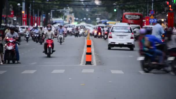 La gente y el tráfico en la calle ocupada — Vídeos de Stock