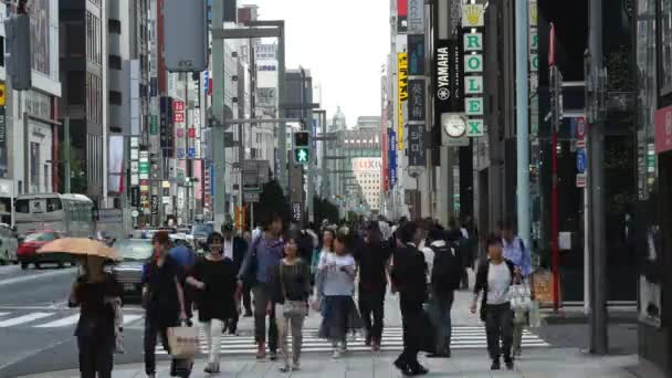 Chodci v rušné čtvrti Ginza — Stock video