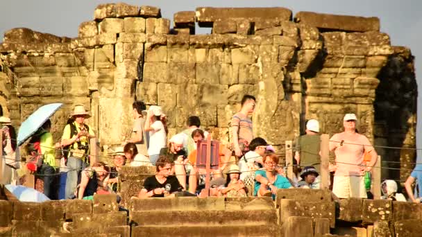 Turistas en la parte superior del Templo Antiguo — Vídeos de Stock