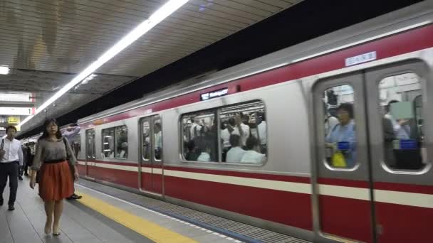 Tren que sale de la estación de metro — Vídeos de Stock