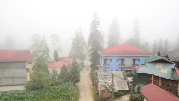 Brouillard au village de montagne pendant la journée — Video