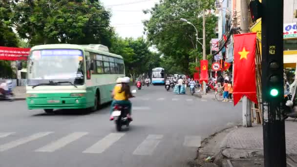 Tráfico en Busy Street en el centro de HCMC — Vídeos de Stock