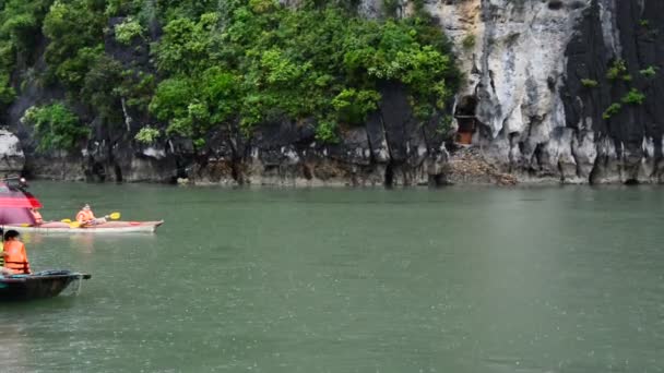 Turistas en Barcos en Pueblo Nativo de Pesca — Vídeo de stock