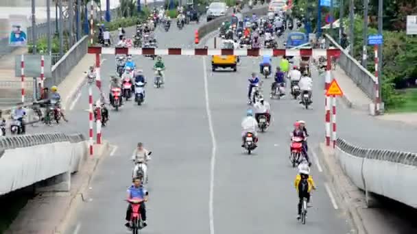 Traffico in autostrada nel centro della città — Video Stock