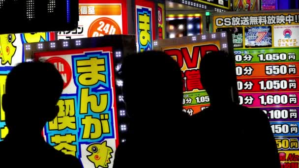 Ludzie chodzą przed japoński reklamy — Wideo stockowe