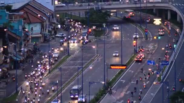 Şehir merkezinde Saygon meşgul Caddesi üzerinde trafik — Stok video