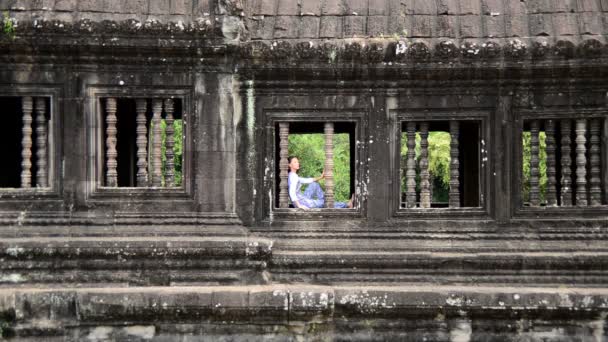 Mujer Budista Meditando en la Ventana — Vídeo de stock