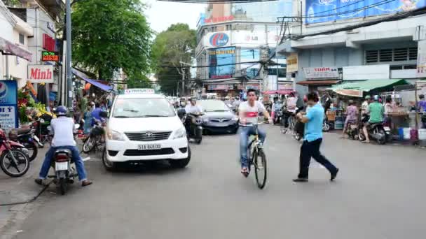 Tráfego na rua movimentada no centro da cidade HCMC — Vídeo de Stock