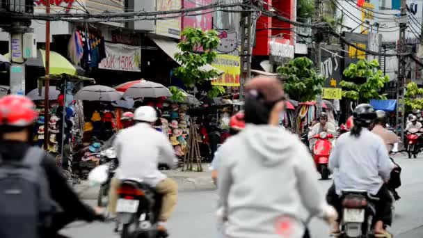 Trafiken på upptagen Street i Downtown Hcmc — Stockvideo