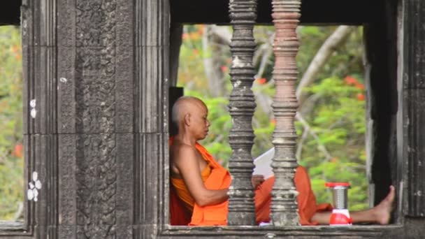 Monje budista meditando en la ventana del templo — Vídeo de stock