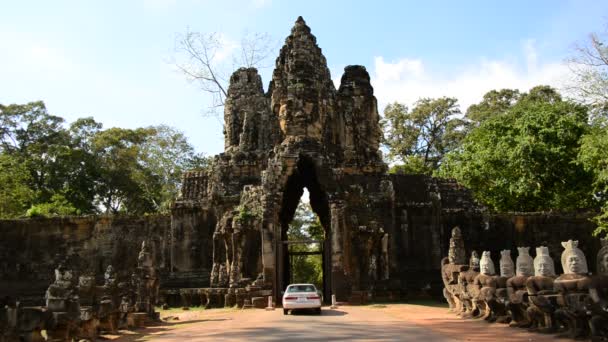 Транспортная поездка через древний храм — стоковое видео