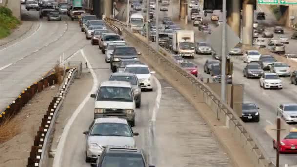 Blick auf den Verkehr auf viel befahrener Autobahn — Stockvideo