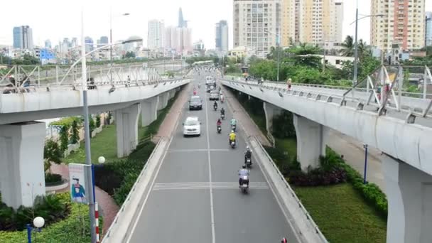 Verkehr auf viel befahrener Straße — Stockvideo