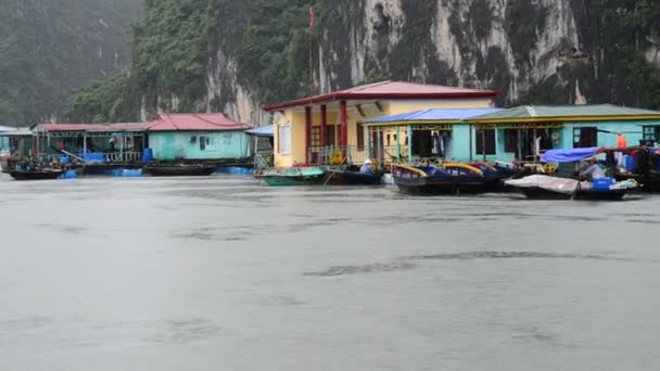 Touristes en bateaux dans le village de pêcheurs autochtones — Video