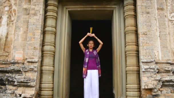 Anbetung im Tempel Angkor Wat — Stockvideo