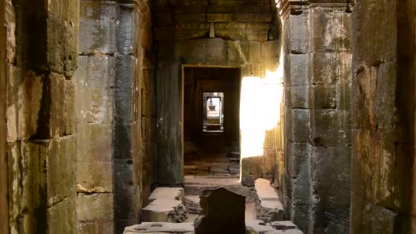 Pasillo del templo con la luz del sol brillando en — Vídeo de stock