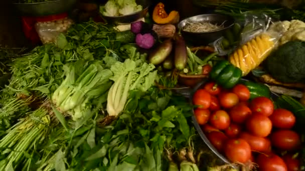 Maak een wandeling door van drukke straat markt — Stockvideo