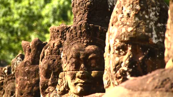 Scultura in pietra degli dei di Buddha sul ponte — Video Stock