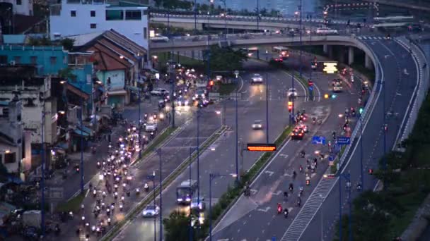 Circulation sur Busy Street dans le centre-ville de Saigon — Video