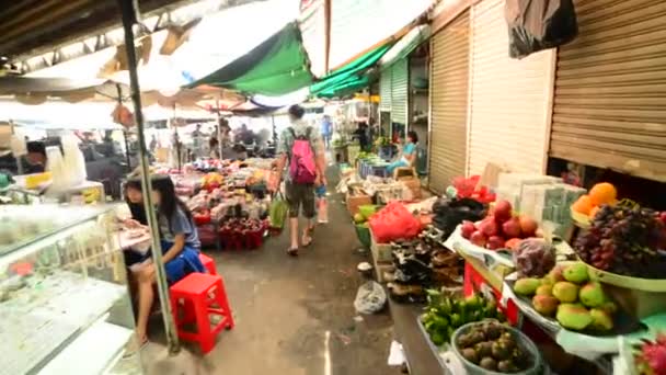 Paseo por el mercado de la calle ocupada — Vídeo de stock