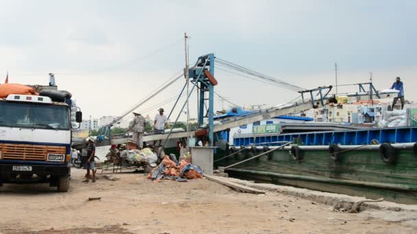 Workers Loading a Boat with Cargo — Stock Video