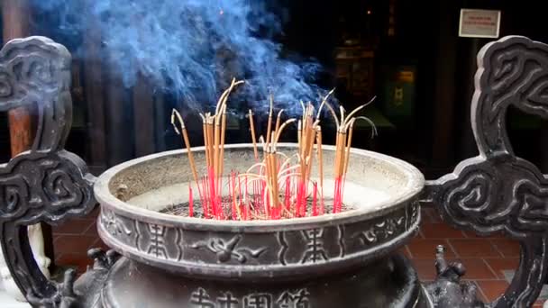 Bastoncini di incenso che bruciano in una pentola gigante — Video Stock