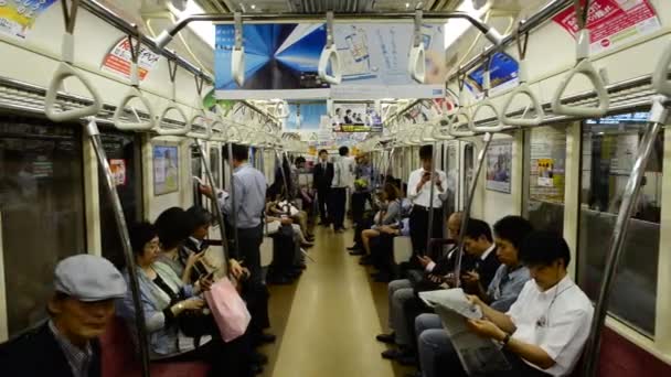 Пассажиры, едущие на загруженном вагоне метро — стоковое видео