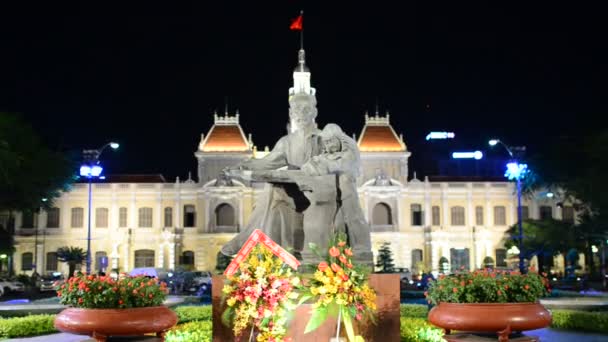 Статуя Хо Ши Мина с детьми — стоковое видео