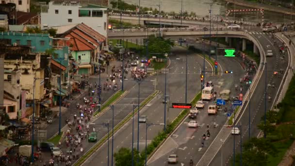 Verkeer op drukke straat in centrum Saigon — Stockvideo