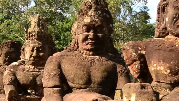 Tallado en piedra de los dioses de Buda — Vídeo de stock