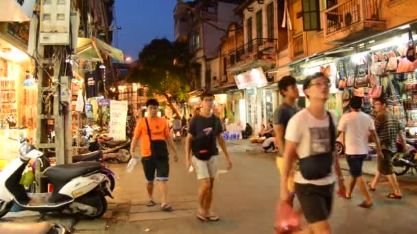 Marché de rue à pied la nuit à Hanoi — Video