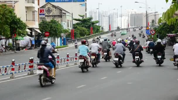 Tráfico en la calle ocupada — Vídeo de stock