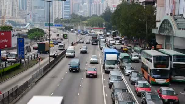 Tráfego na movimentada auto-estrada de Hong Kong — Vídeo de Stock