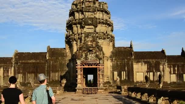 Turistas caminando en el templo principal — Vídeo de stock