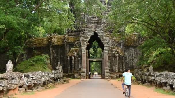 Veicoli Guidare attraverso l'arco sul ponte — Video Stock