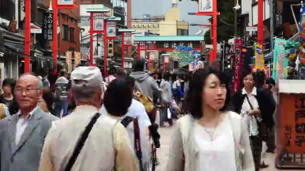 Turister på Sensoji Temple — Stockvideo