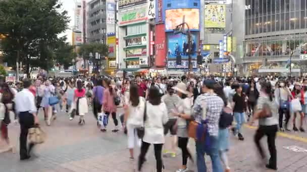 Belebter Shibuya-Bahnhof — Stockvideo