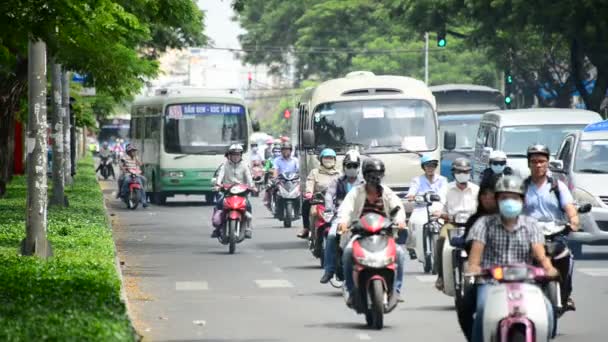 Tráfico en la calle ocupada — Vídeos de Stock