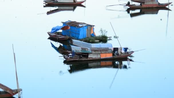 Рыбацкие лодки в реке Сун Хон — стоковое видео