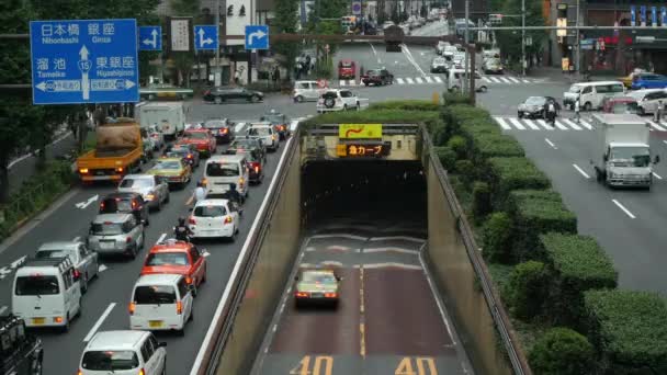 Трафік в зайнятий Ginza торгового району міста — стокове відео