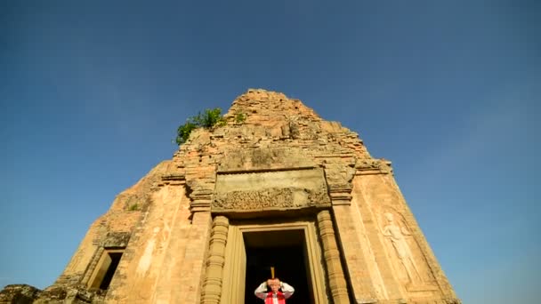 Adorando em Angkor Wat Temple — Vídeo de Stock