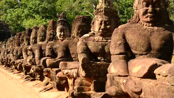 Escultura em pedra dos deuses de Buda — Vídeo de Stock