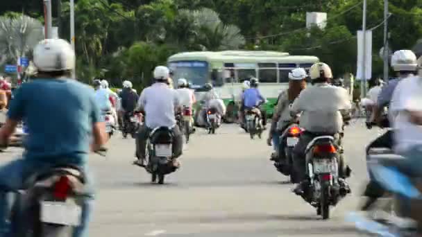 Circulation sur Busy Street dans le centre-ville HCMC — Video