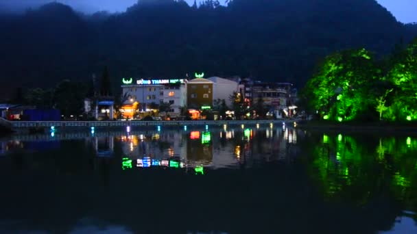 Village de montagne la nuit — Video